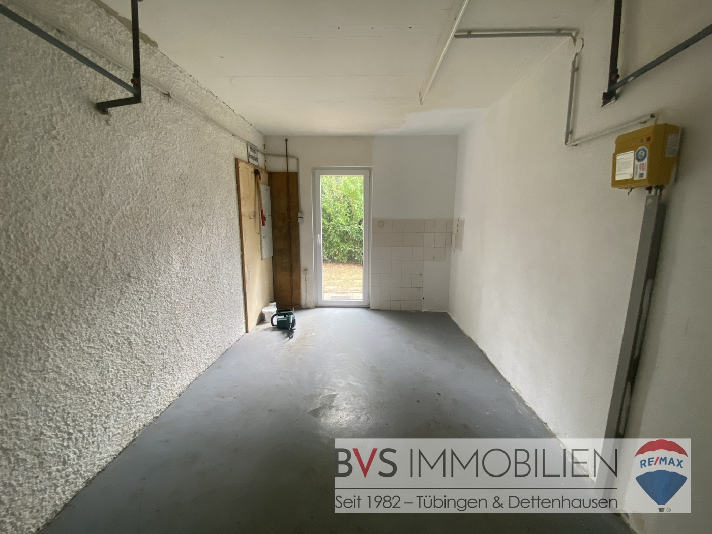 Garage mit Durchgang zum Garten