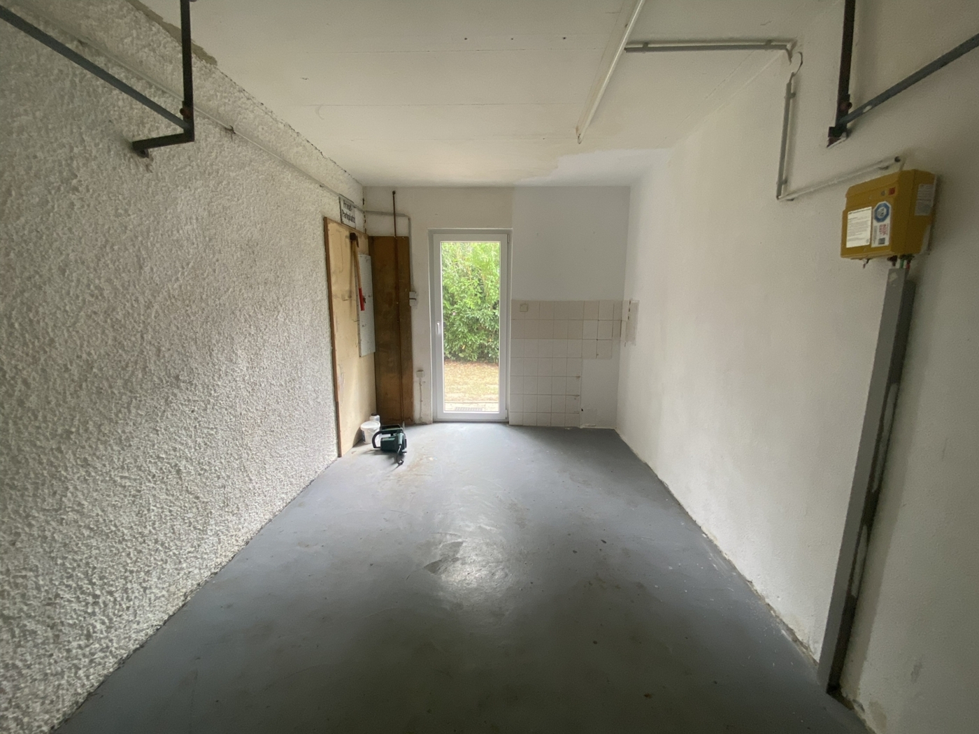 Garage mit Durchgang zum Garten