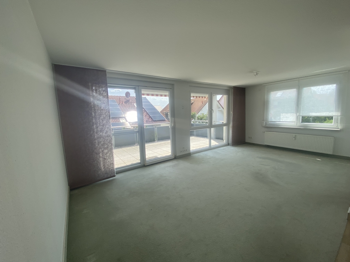 Wohnbereich mit Zugang zum Balkon