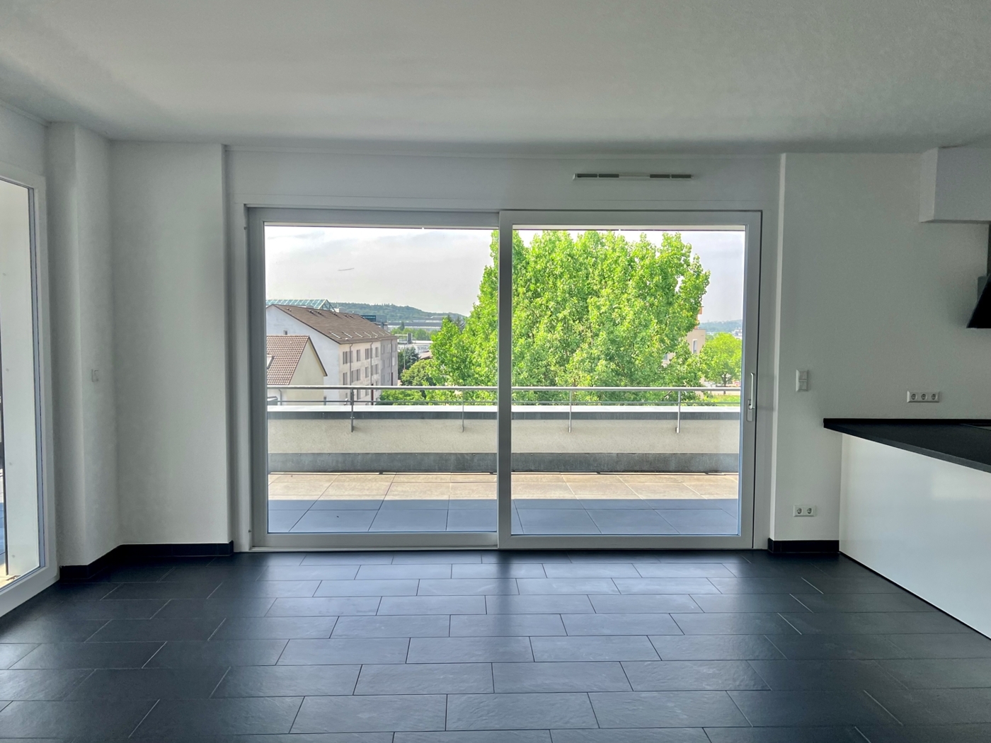 Wohnzimmer mit Schiebetüre zur Dachterrasse