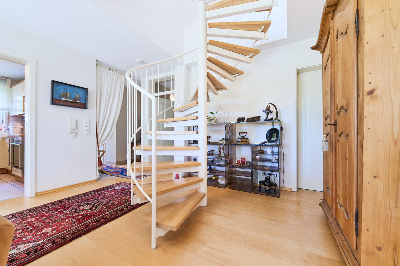 Wohnbereich mit Wendeltreppe 2. HG