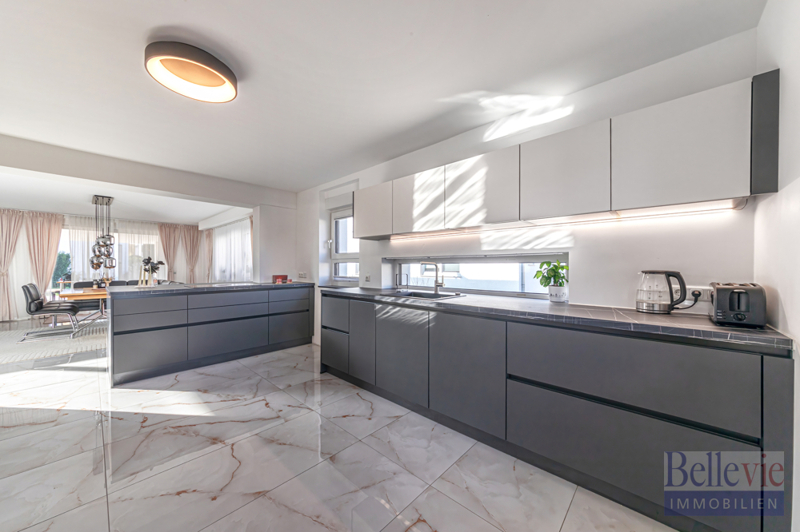 Blick aus Küche in Esszimmer