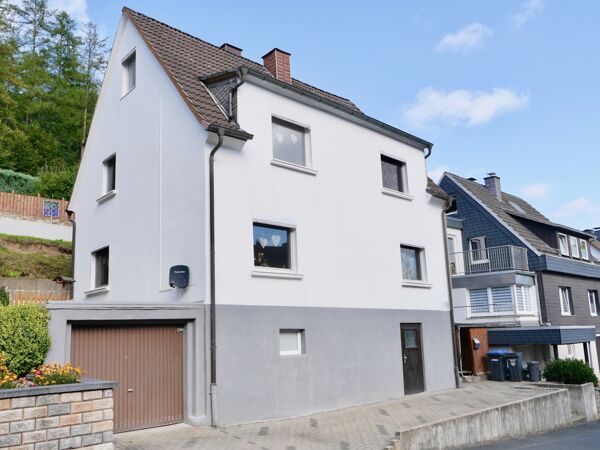 Objektansicht mit Garage