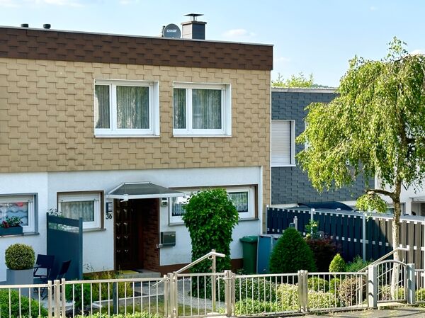 Vorderansicht mit Vorgarten