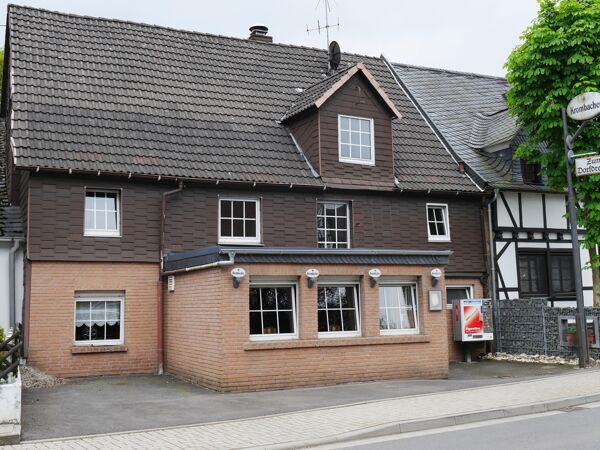 Objektansicht mit Stellplatz