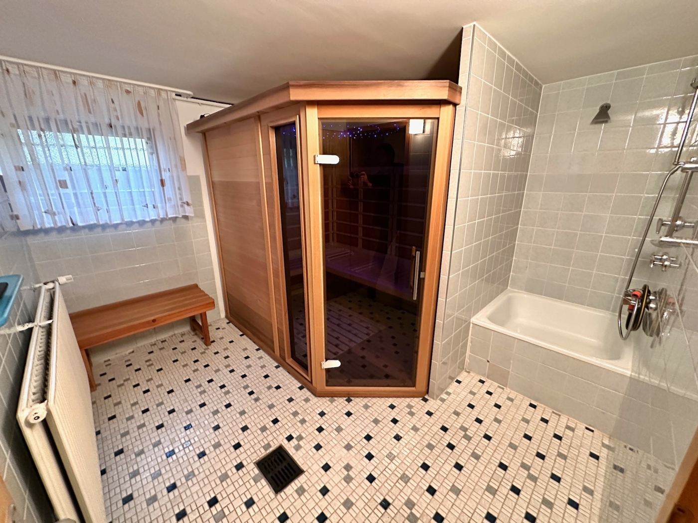 Infrarot-Sauna mit Dusche (Weitwinkel)