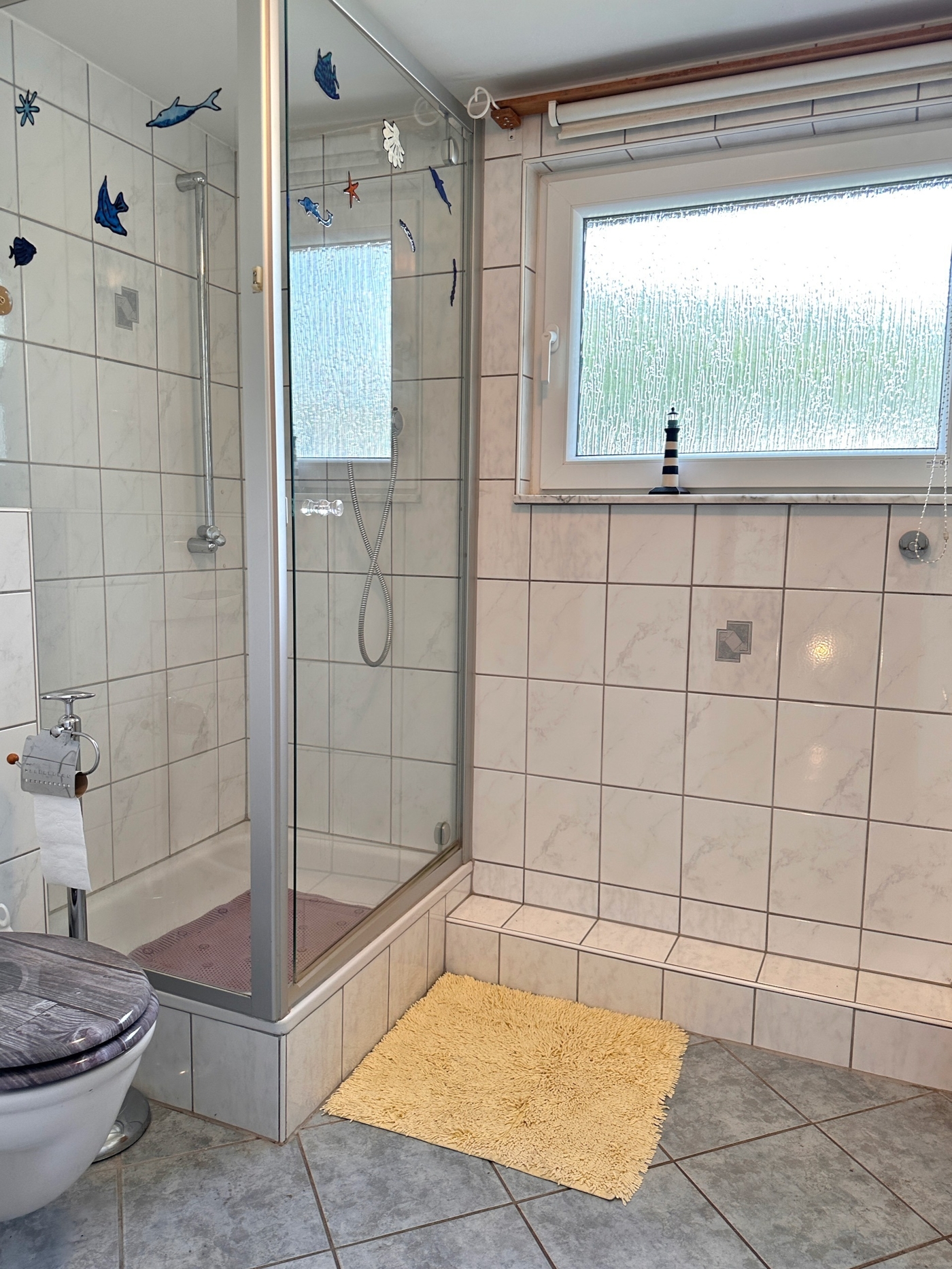Modernisiertes Bad mit Dusche/WC