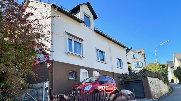 Objektansicht mit Garage