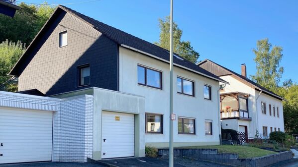 Objektansicht mit Garage