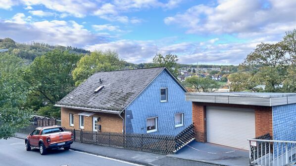 Objektansicht mit Garage