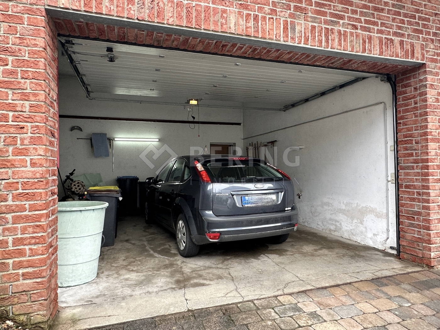 Garage mit Zugang ins Haus