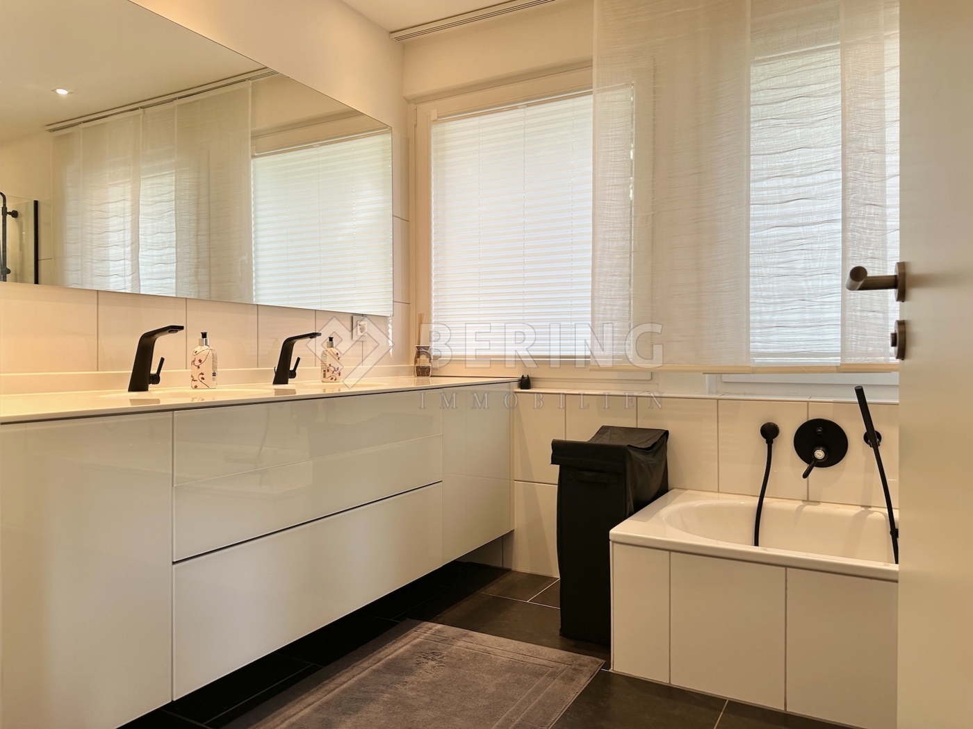 Modernes Badezimmer