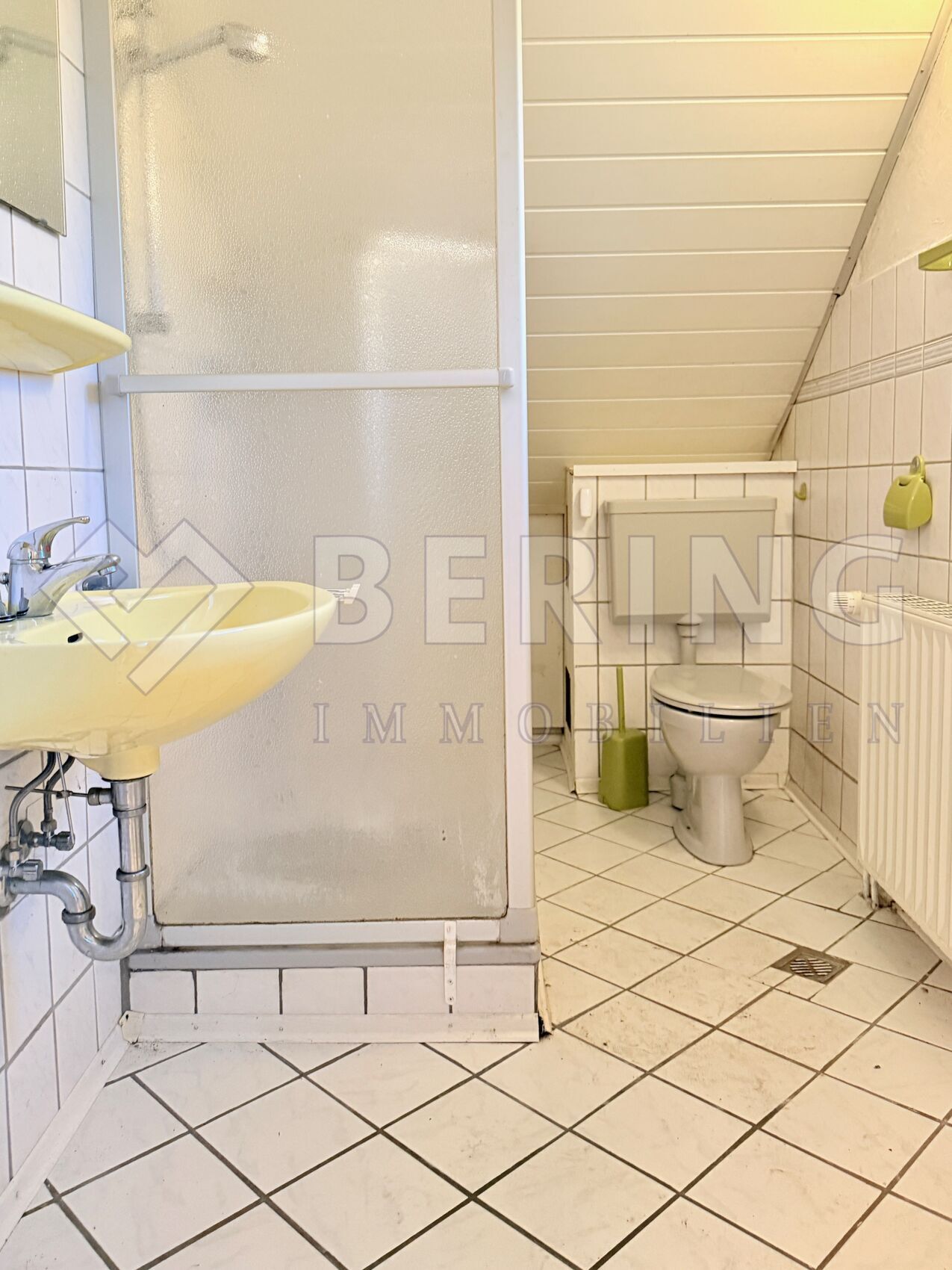 Badezimmer mit Dusche/WC