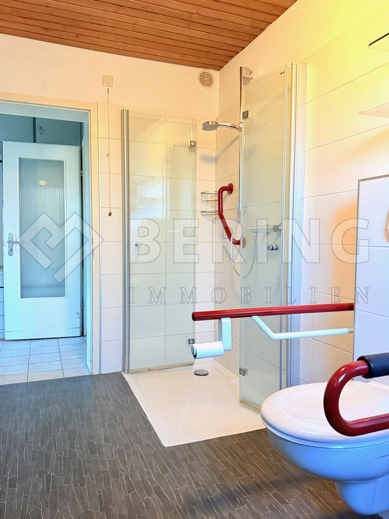 Mit bodengleicher Dusche