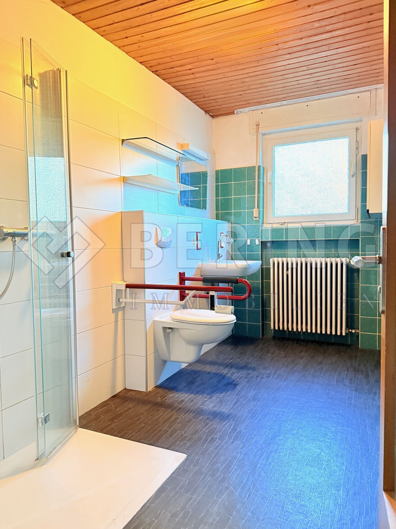 Teil-Modernisiertes Badezimmer