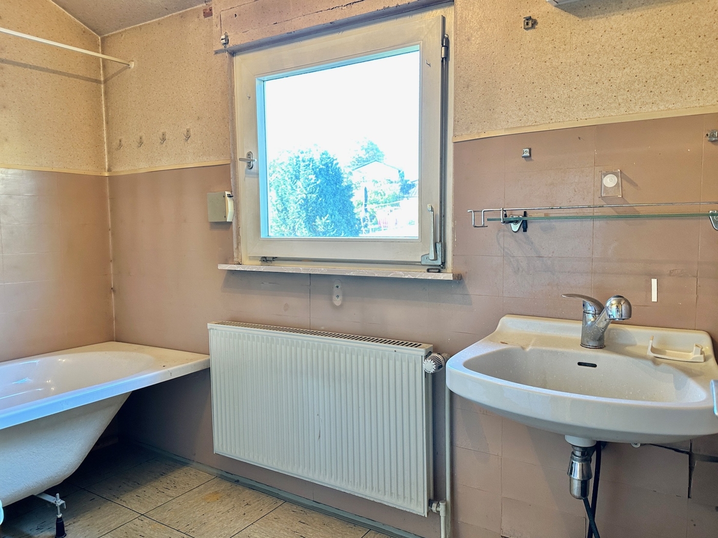 einfaches Badezimmer