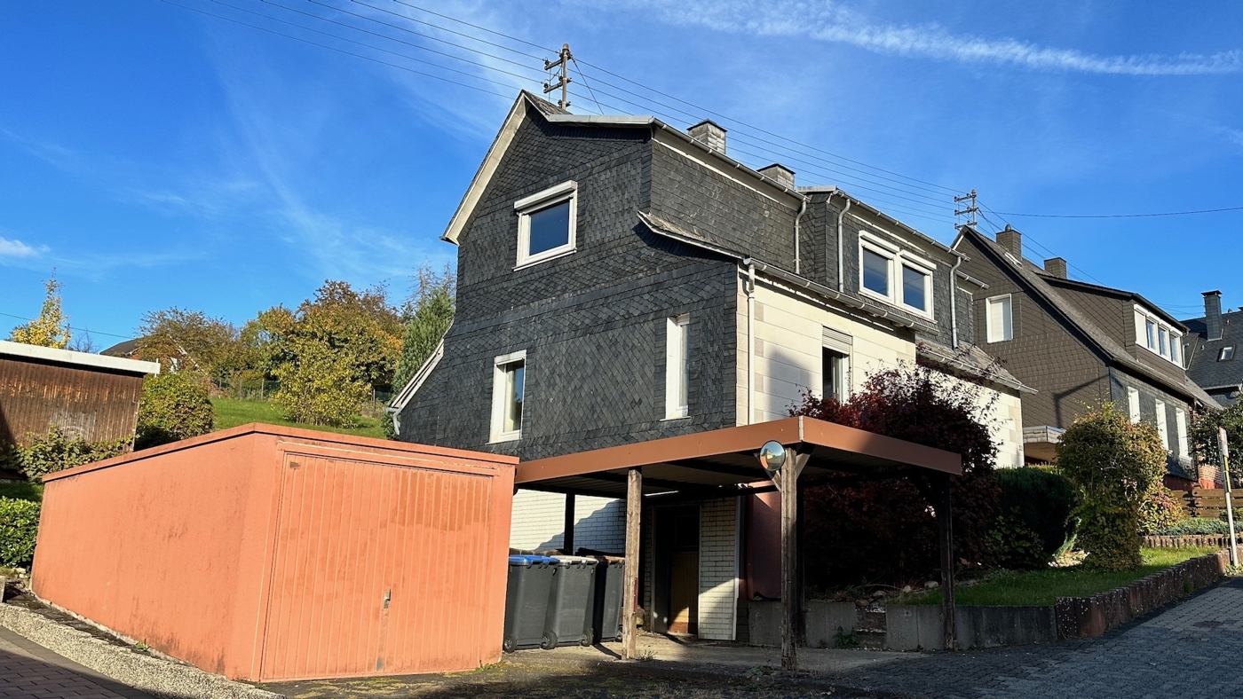 Vorderansicht mit Blechgarage