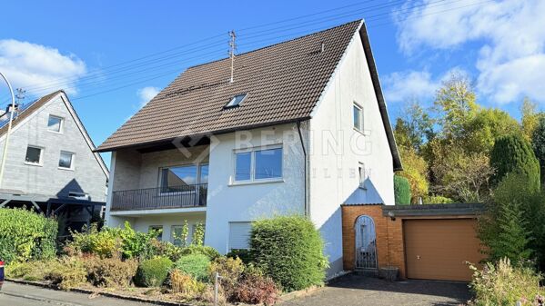 Objektansicht mit Garage