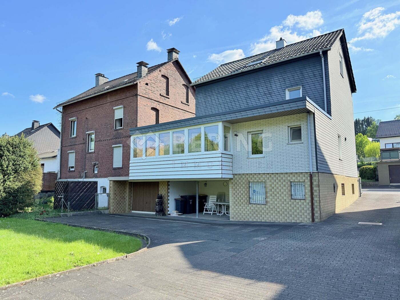 Rückansicht mit Garage im Haus 
