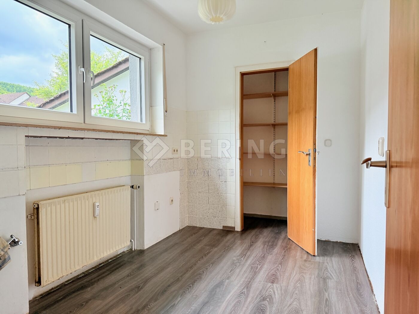 Küche mit Abstellraum
