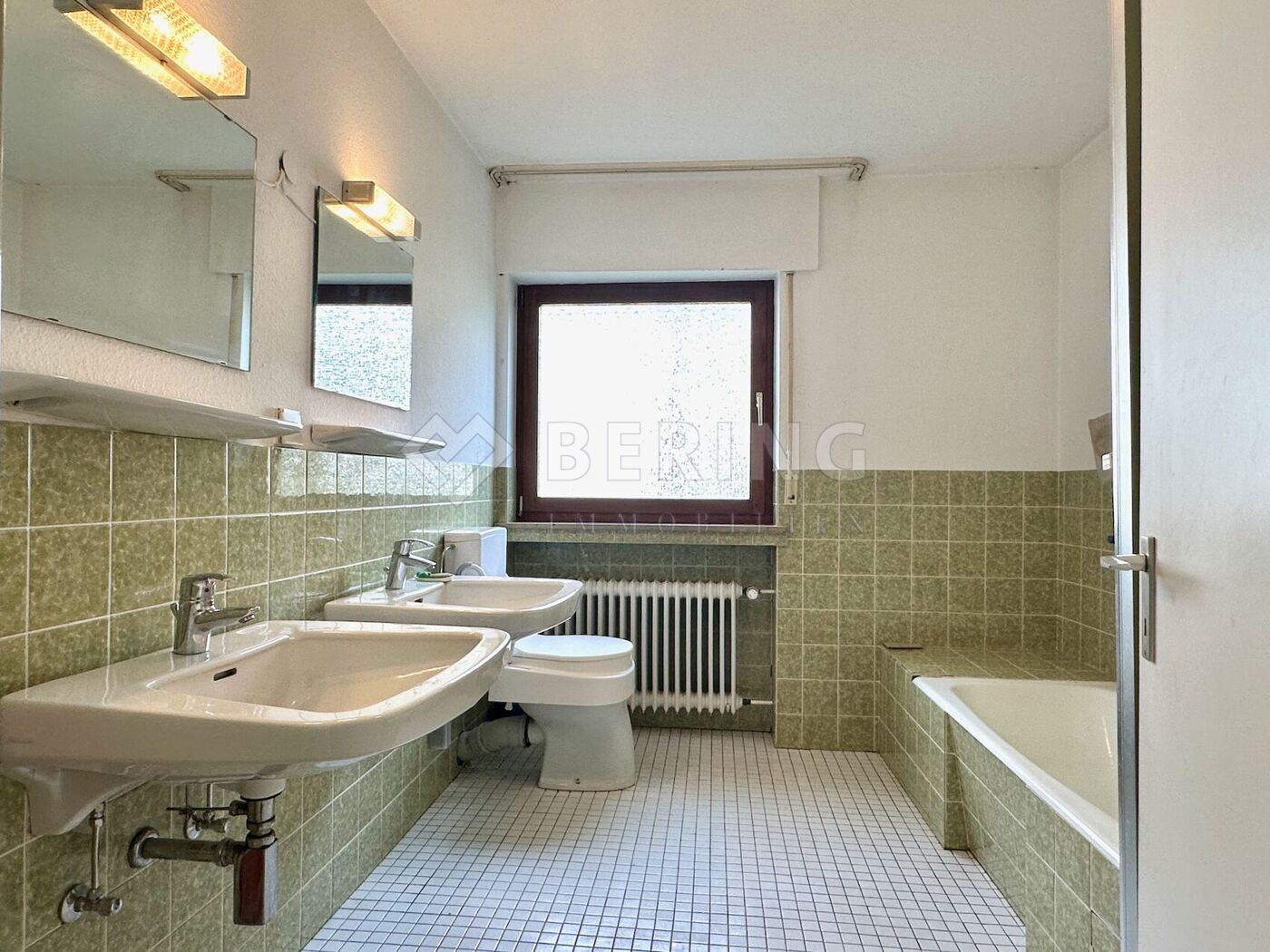 Bad mit Wanne und Dusche/WC