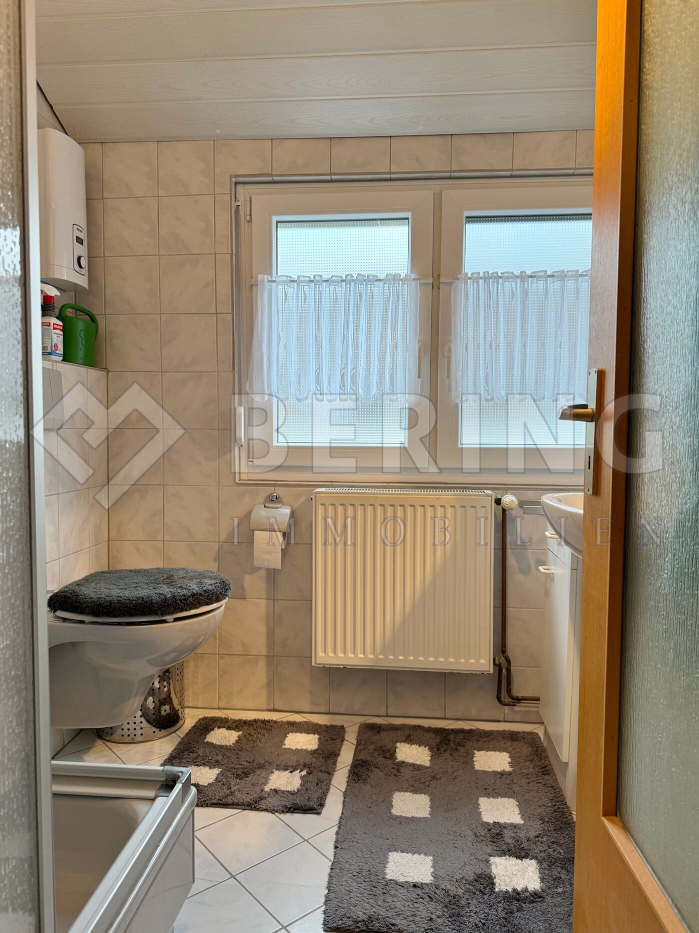 Bad mit Dusche/WC im DG