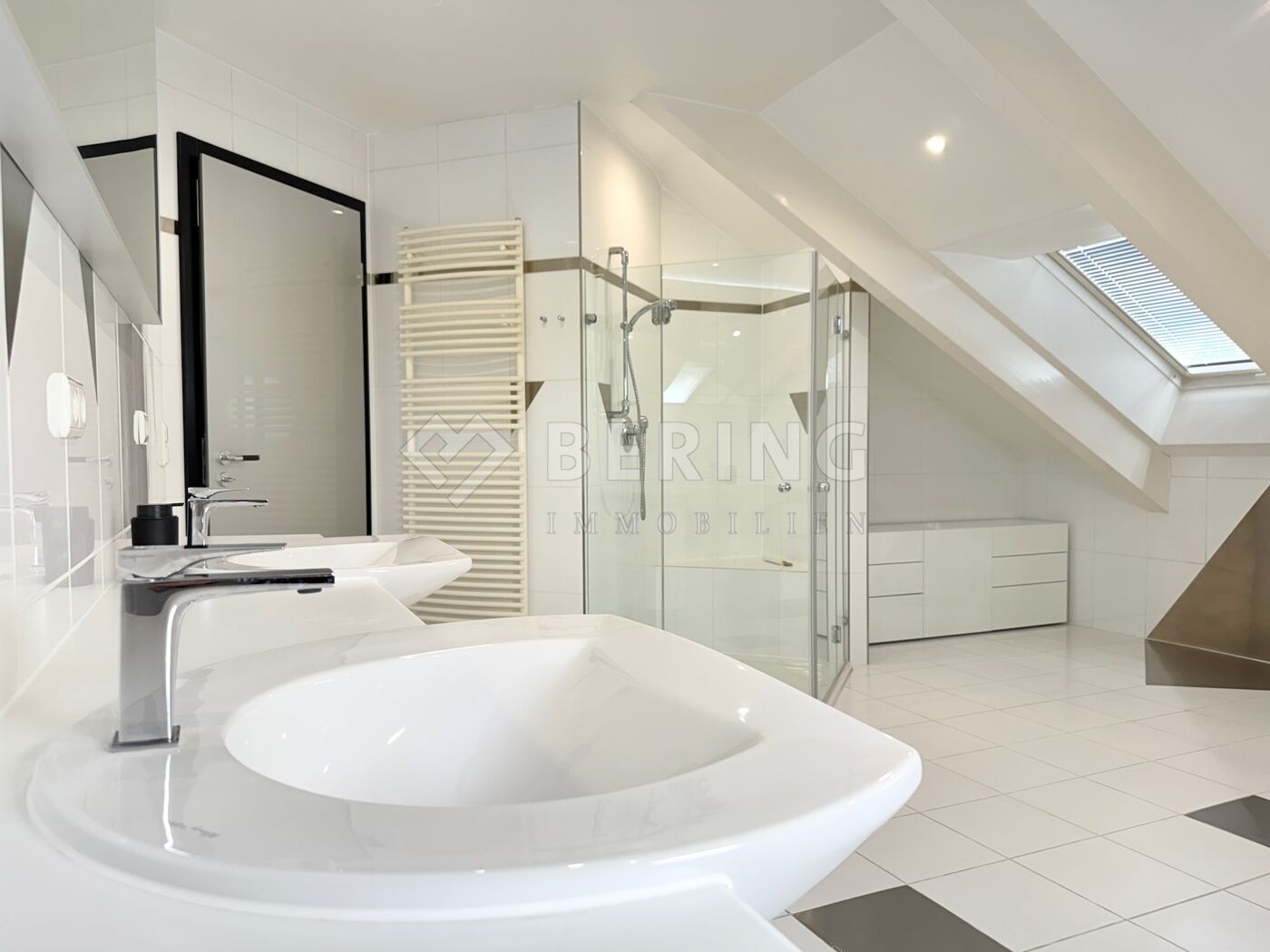 mit Wanne und Dusche