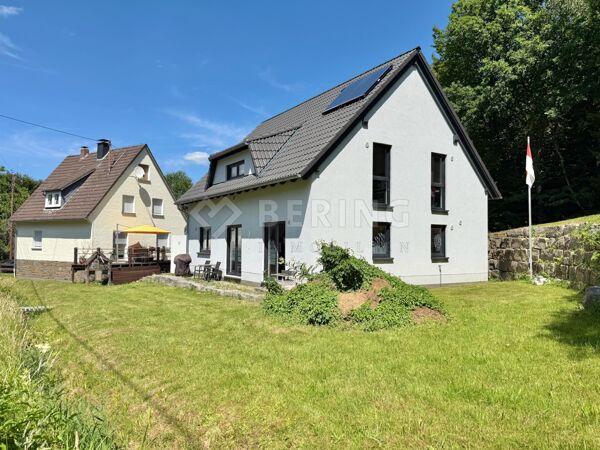 Objektansicht mit flachem Grundstück