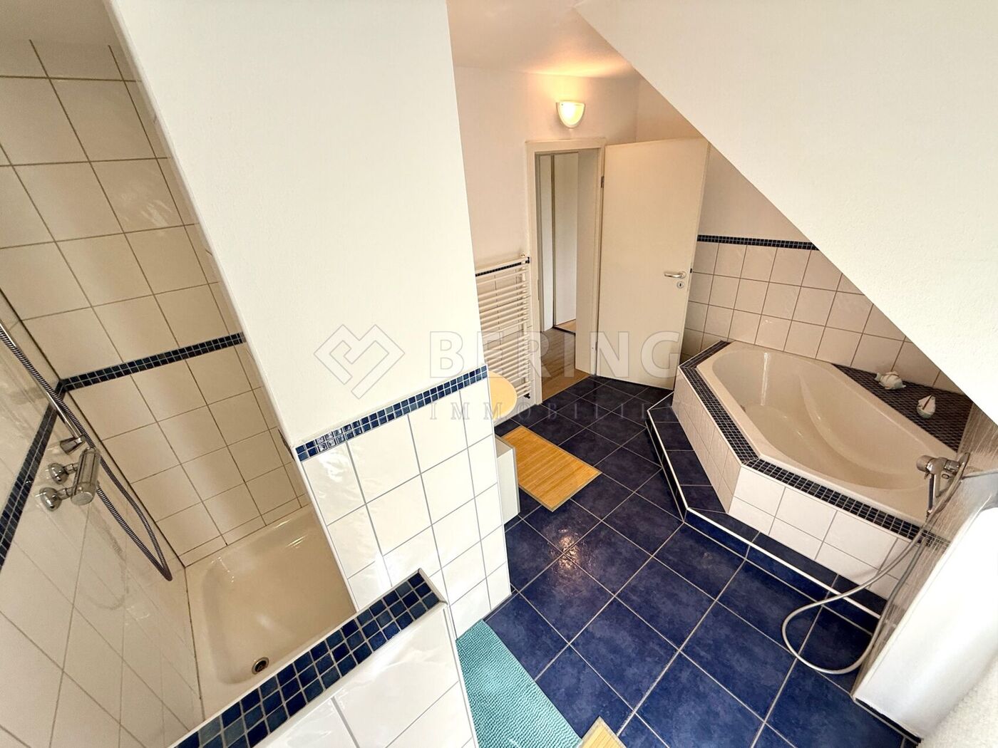Mit Dusche um die Ecke 