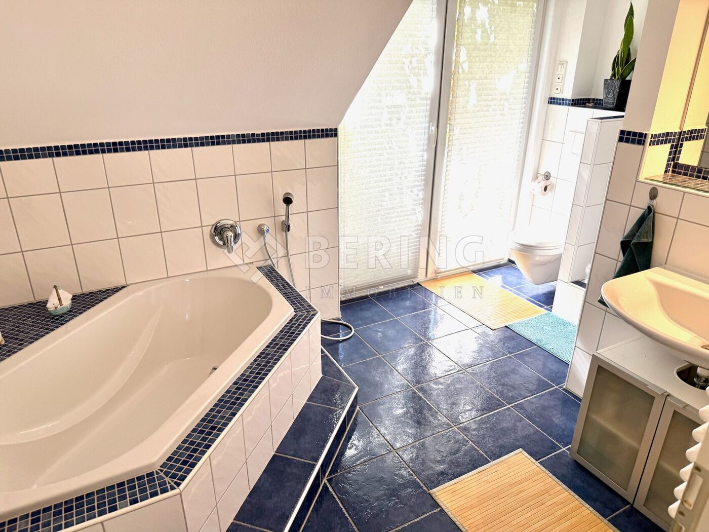 Mit Badewanne
