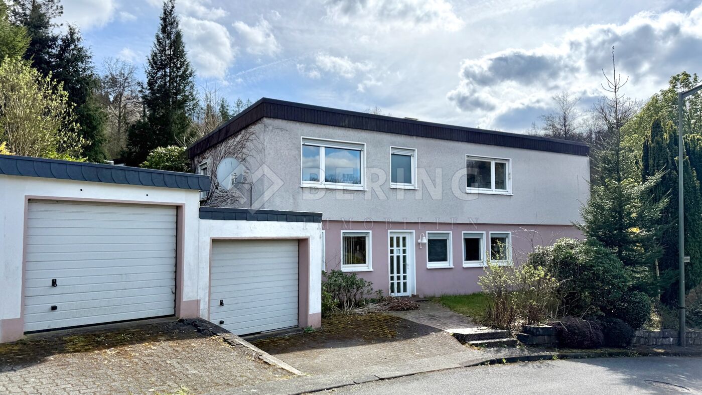 Außenansicht mit Garagen