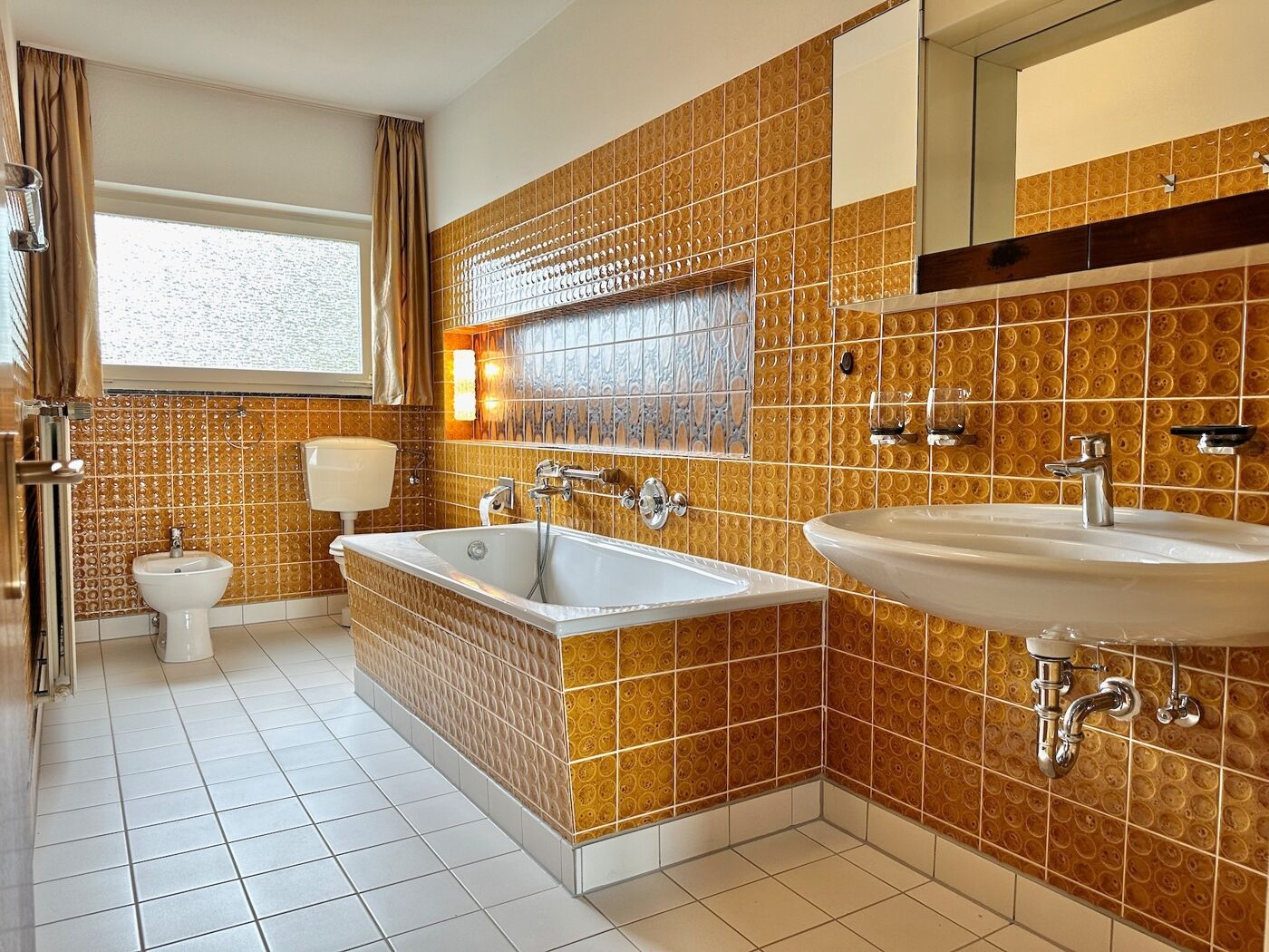 Bad mit Wanne