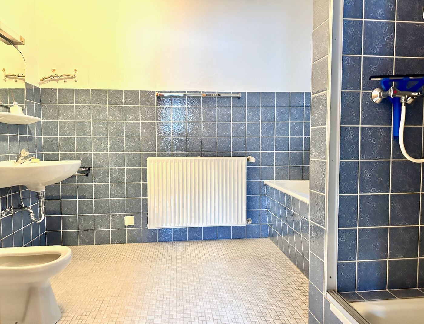 Bad mit Wanne und Dusche