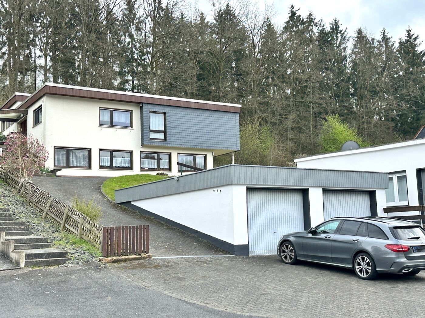 Objektansicht mit Doppelgarage
