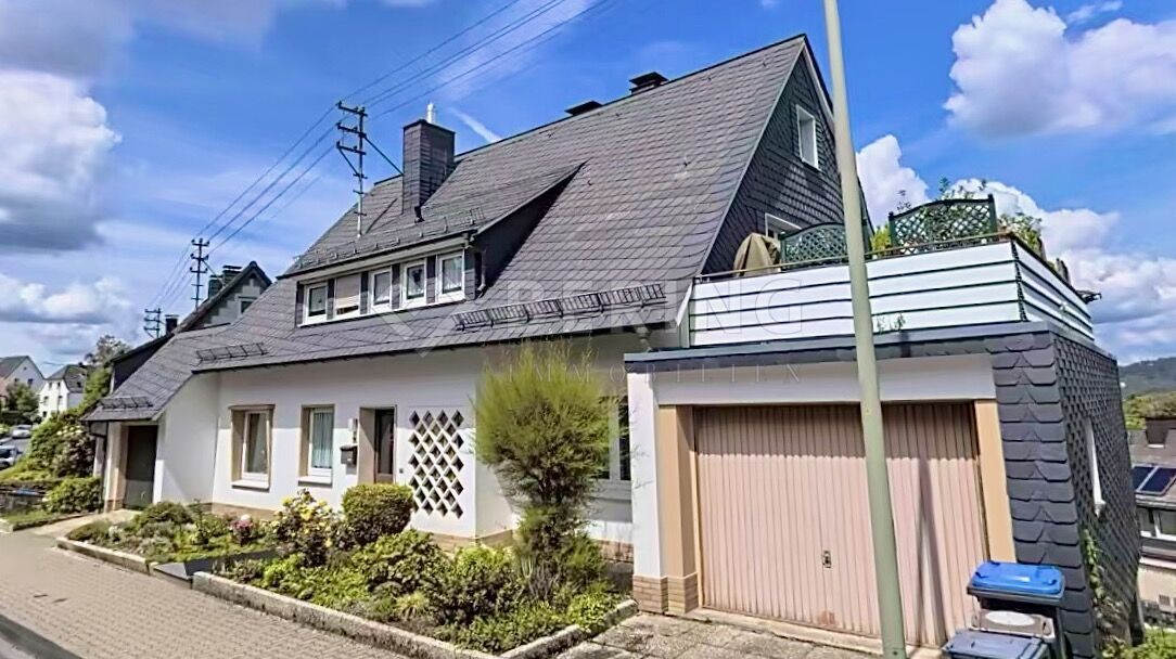 Haus mit zwei Garagen