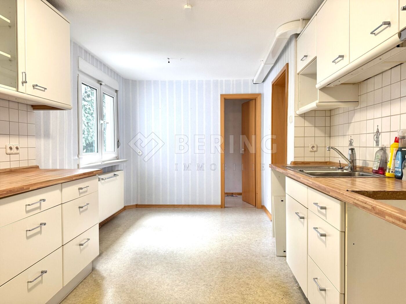 Küche mit Vorratsraum