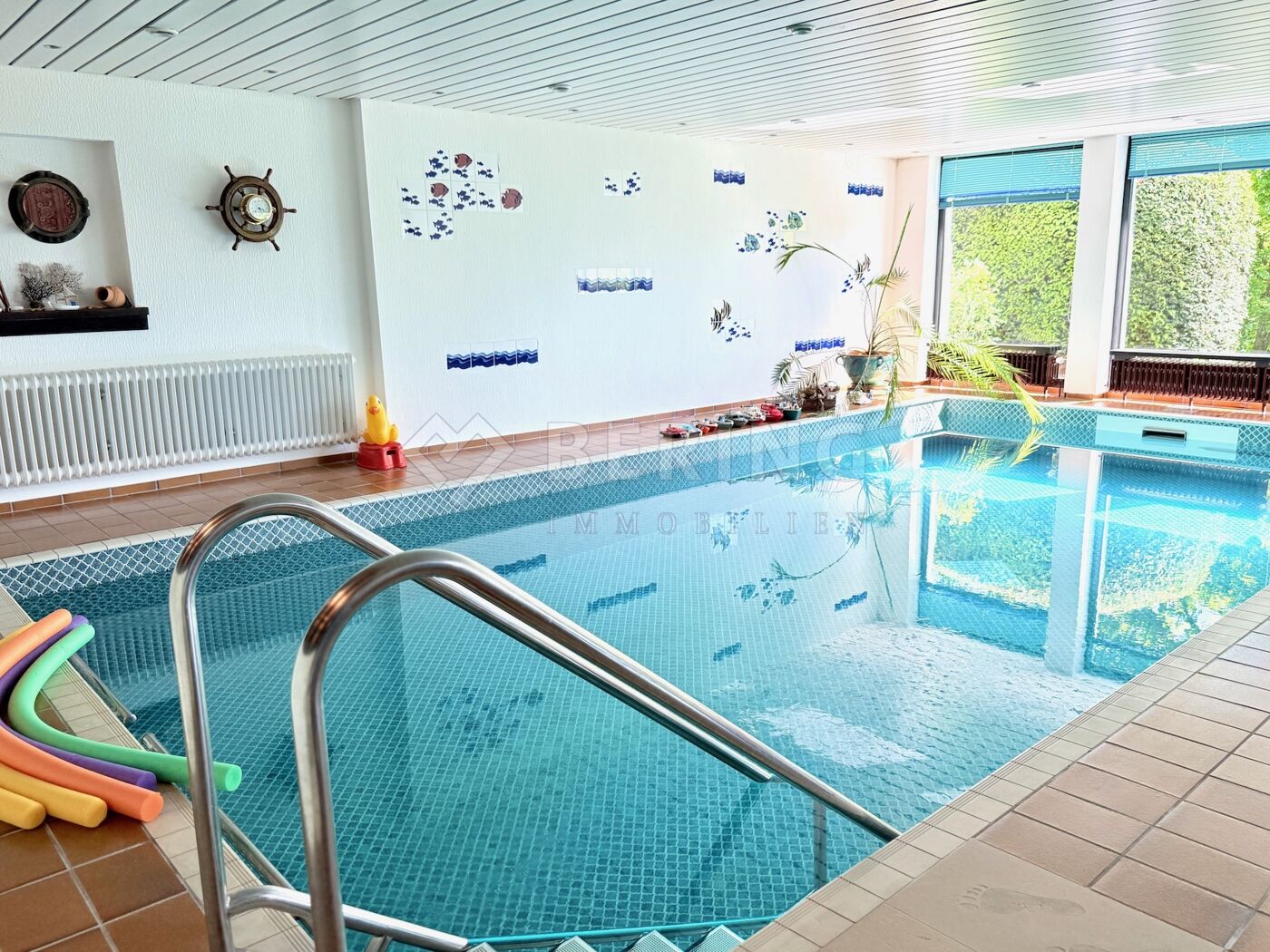  Poolraum mit Panoramafenster