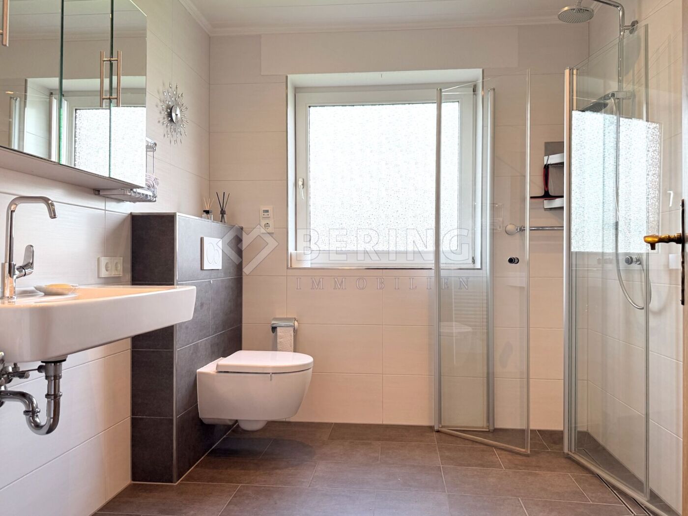modernisiertes Badezimmer mit bodengleicher Dusche