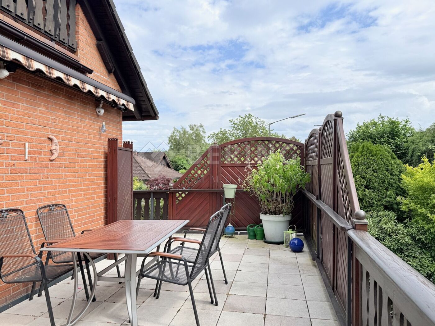Terrasse mit elektrischer Markise 