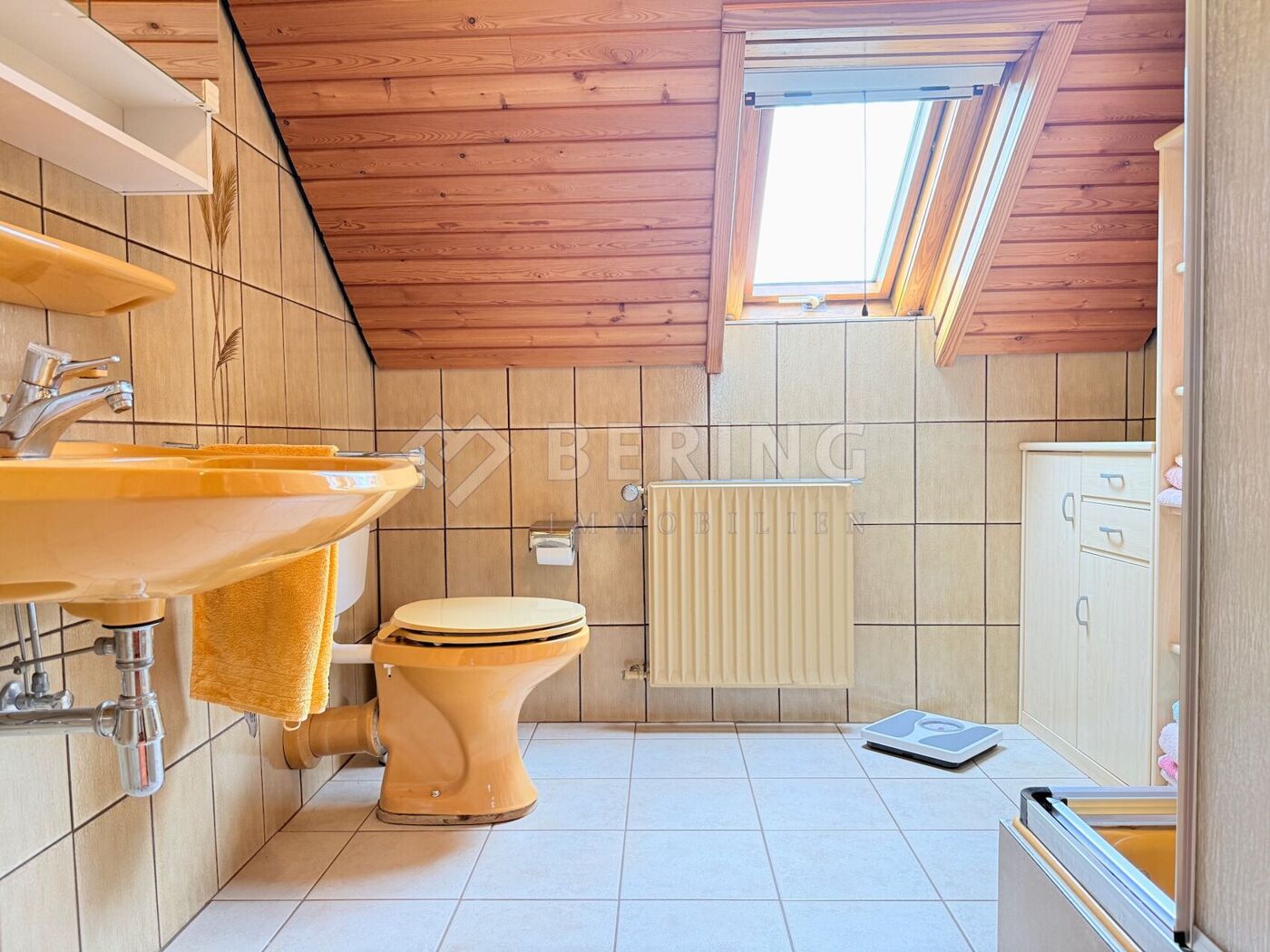 Badezimmer mit Dusche im Dachgeschoss