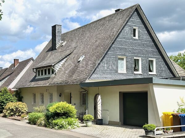 Objektansicht mit Garage