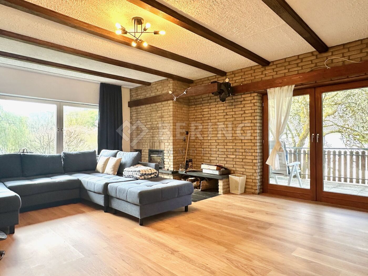 Mit Ausgang auf den Balkon