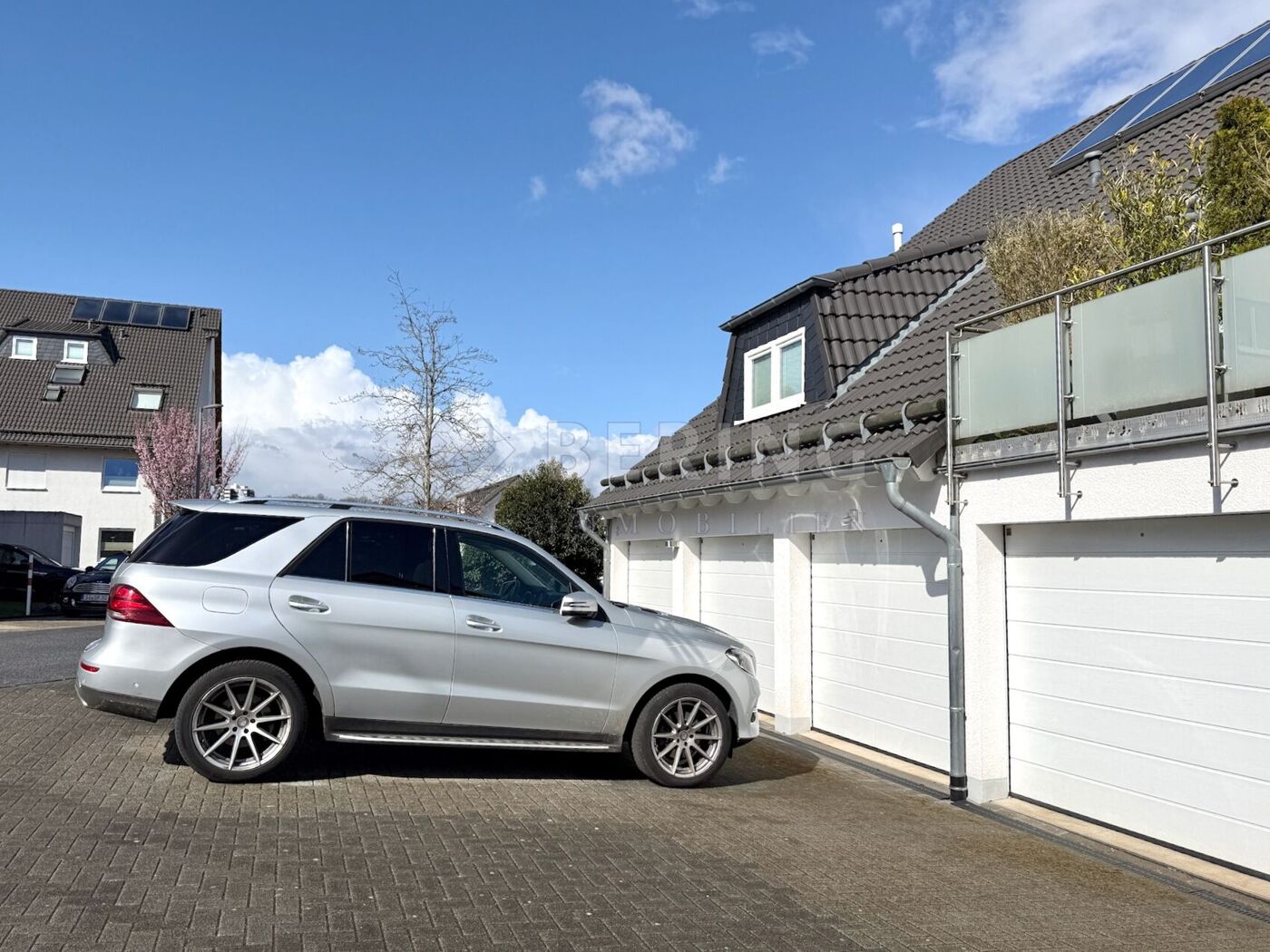 Garage mit Stellplatz