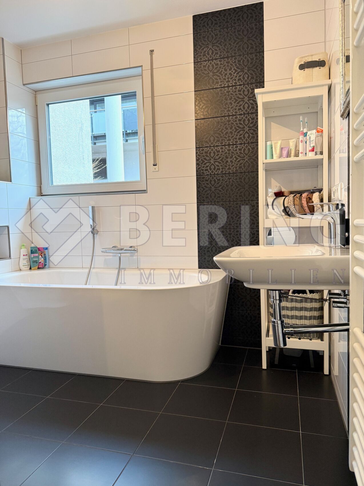 Komfortables Bad mit Wanne
