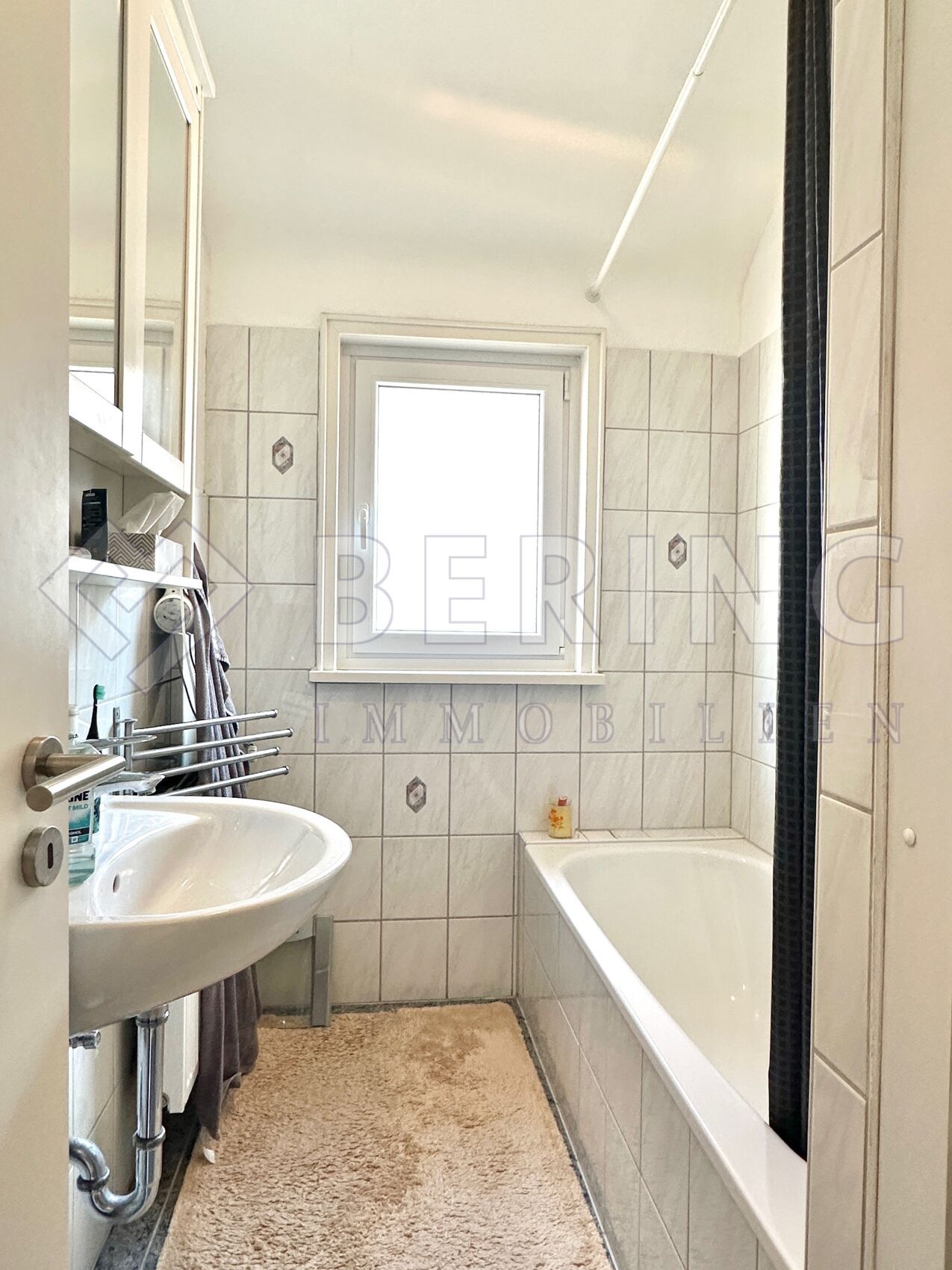 Tageslichtbad mit Wanne