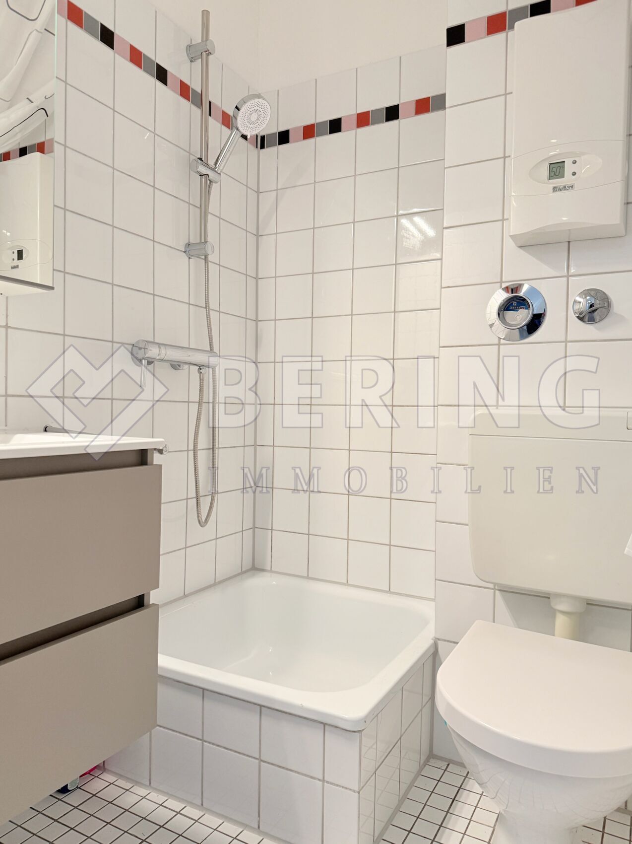 Badezimmer mit Dusche und Durchlauferhitzer