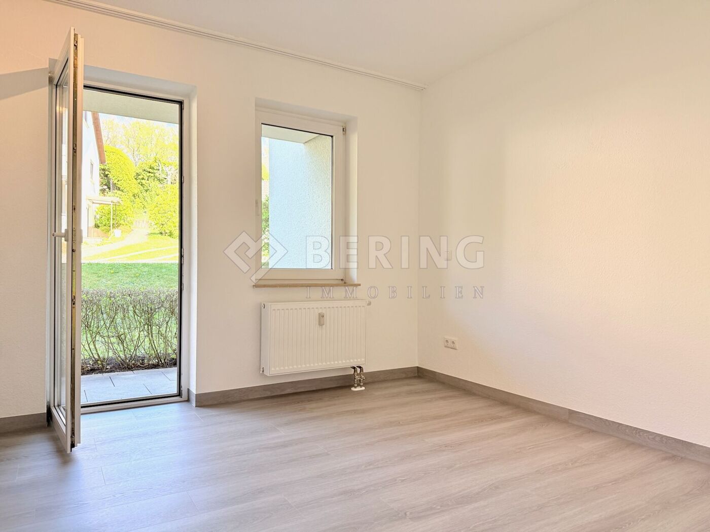 Schlafzimmer mit Zugang auf die Terrasse 