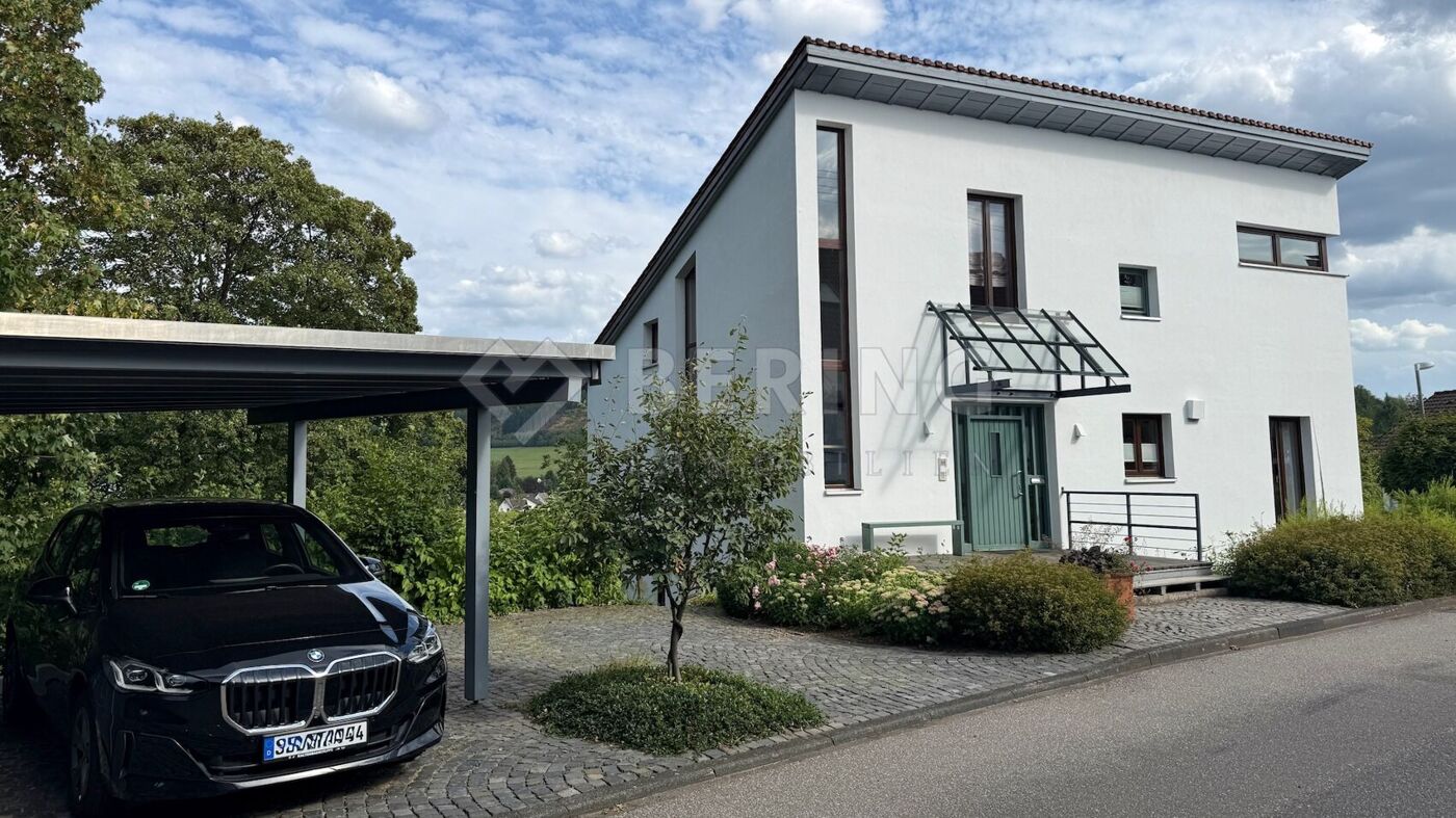 Objektansicht mit Carport
