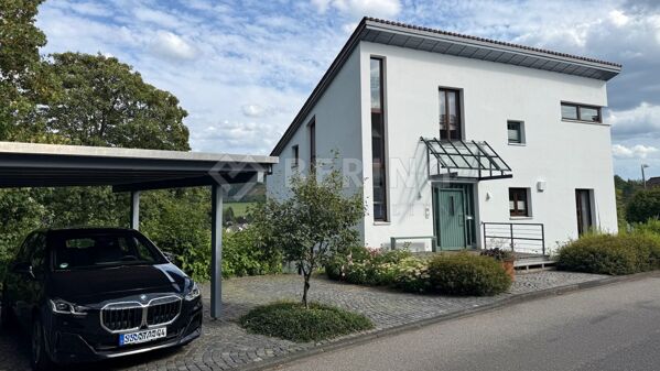 Objektansicht mit Carport