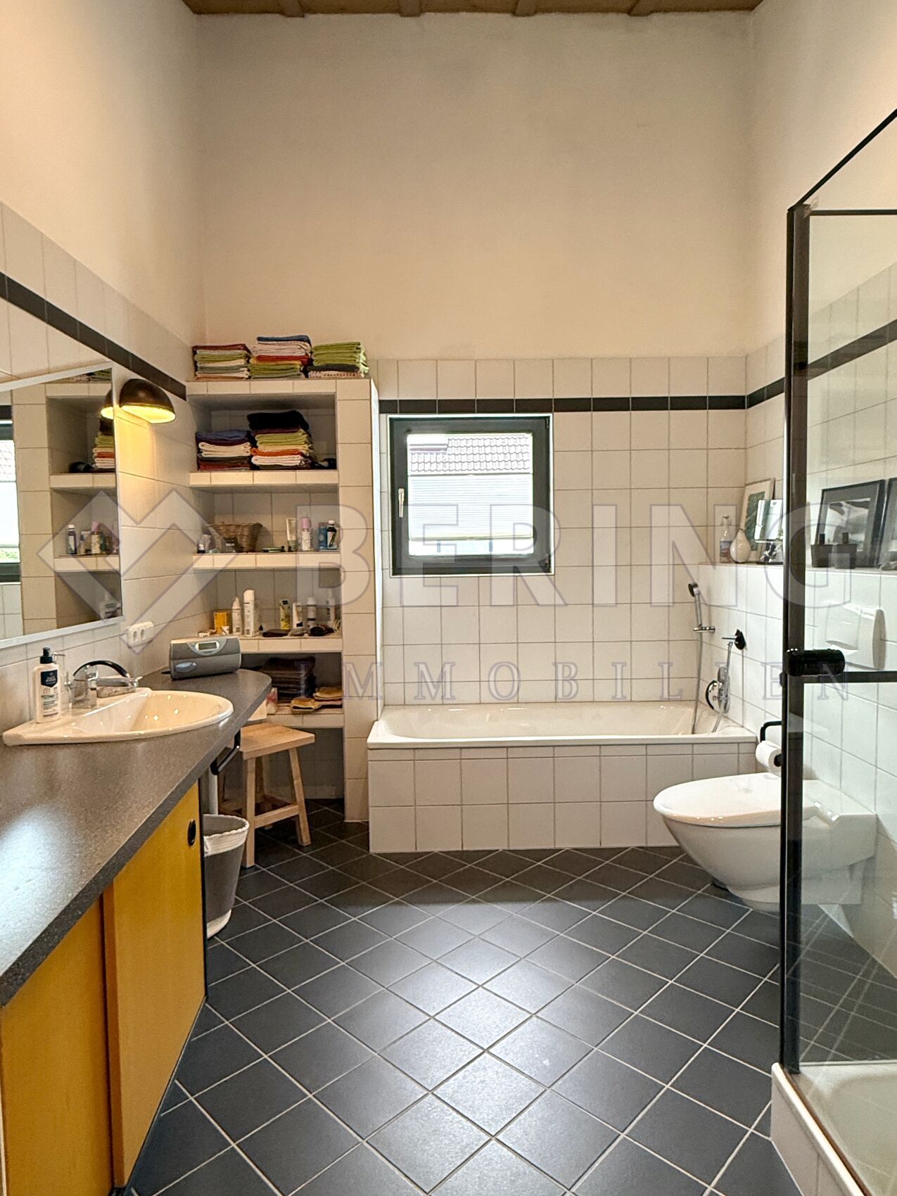 Mit Badewanne